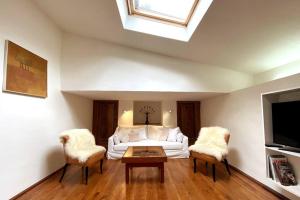 sala de estar con sofá blanco y 2 sillas en Authentic Luxury Suite with collective Pool and Jacuzzi en Lorgues