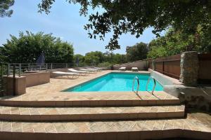 Bazén v ubytování Authentic Luxury Suite with collective Pool and Jacuzzi nebo v jeho okolí + 13 fotografií