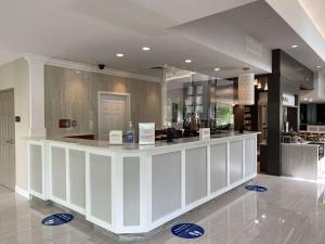 a lobby with a white counter in a restaurant at Hilton Garden Inn Columbia in Columbia