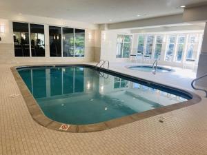 a large swimming pool in a large house at Hilton Garden Inn Columbia in Columbia