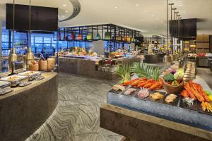 una zona buffet de un hotel con mucha comida en Hilton Zhuzhou, en Zhuzhou