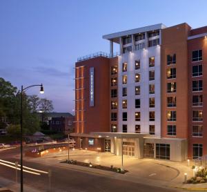 un edificio con una strada davanti di The Broadway Columbia - a DoubleTree by Hilton Hotel a Columbia