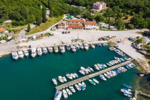 widok z lotu ptaka na marinę z łodziami na wodzie w obiekcie Villa LM w mieście Krnica