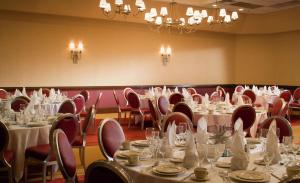 una habitación llena de mesas y sillas con manteles blancos en DoubleTree by Hilton Cincinnati Airport en Hebron