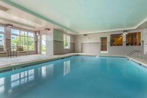 ein Pool mit blauem Wasser in einem Haus in der Unterkunft Hilton Garden Inn Cincinnati/Sharonville in Sharonville