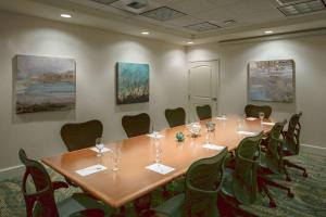 uma sala de conferências com uma mesa longa e cadeiras em Hilton Garden Inn Corvallis em Corvallis