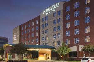 een weergave van de voorgevel van een hotel bij DoubleTree by Hilton Dallas-Farmers Branch in Farmers Branch
