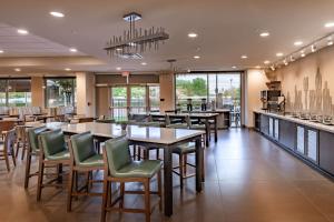 un restaurante con mesas y sillas y un bar en DoubleTree by Hilton Dallas-Farmers Branch, en Farmers Branch