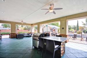 un ampio patio con ventilatore a soffitto e piano cottura di Homewood Suites by Hilton Dallas-Lewisville a Lewisville