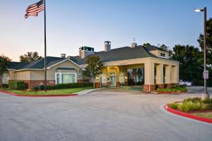 Una casa con una bandiera americana davanti di Homewood Suites by Hilton Dallas-Lewisville a Lewisville