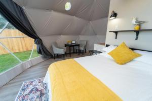 Postel nebo postele na pokoji v ubytování Gravity Luxury Domes