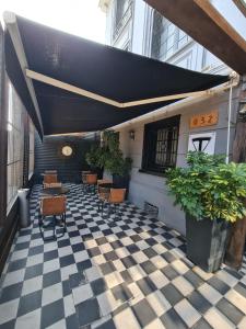 patio ze stołami i krzesłami na szachownicy w obiekcie Bellavista express w mieście Santiago