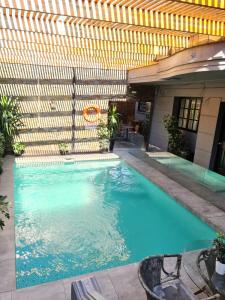 聖地亞哥的住宿－Bellavista express，一座位于庭院内的游泳池,庭院内有一座建筑