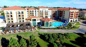 una vista aérea de un complejo con piscina en Hilton Dallas/Rockwall Lakefront Hotel, en Rockwall