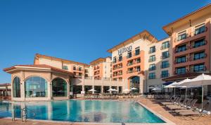 Bazén v ubytování Hilton Dallas/Rockwall Lakefront Hotel nebo v jeho okolí