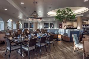 Restaurace v ubytování Hilton Dallas/Rockwall Lakefront Hotel