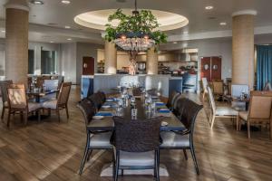 Restaurace v ubytování Hilton Dallas/Rockwall Lakefront Hotel