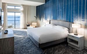 Postel nebo postele na pokoji v ubytování Hilton Dallas/Rockwall Lakefront Hotel
