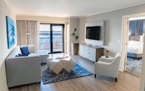 TV a/nebo společenská místnost v ubytování Hilton Dallas/Rockwall Lakefront Hotel