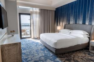 Postel nebo postele na pokoji v ubytování Hilton Dallas/Rockwall Lakefront Hotel