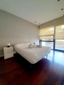 Un dormitorio con una gran cama blanca y una ventana en Experience Valencia Bnb - Luxury Apartment Naquera Chalet 298 con Piscina en Náquera