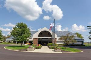 un edificio con una bandera delante de él en DoubleTree Suites by Hilton Dayton/Miamisburg, en Miamisburg