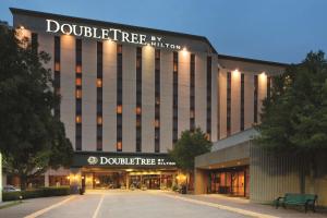 un bâtiment avec un panneau à l'avant dans l'établissement DoubleTree by Hilton Dallas Near the Galleria, à Dallas