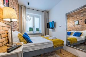 - une petite chambre avec un lit et une fenêtre dans l'établissement Pomorskie Apartamenty Enter House, à Sopot