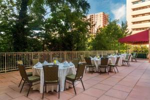 A restaurant or other place to eat at Hilton Garden Inn Arlington/Courthouse Plaza