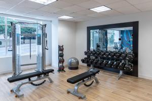 een fitnessruimte met diverse loopbanden en een spiegel bij Hilton Garden Inn Arlington/Courthouse Plaza in Arlington