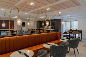 a restaurant with tables and chairs and a bar at Hilton Garden Inn Arlington/Courthouse Plaza in Arlington