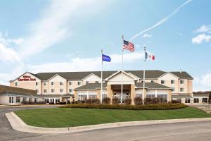 un hotel con tres banderas delante en Hilton Garden Inn Dubuque Downtown, en Dubuque
