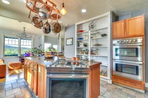una cucina con ampia isola e piano cottura di Rainier Home on 20 Acres with Blueberry Farm! a Kalama