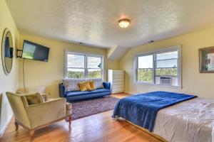 una camera con letto, divano e finestre di Rainier Home on 20 Acres with Blueberry Farm! a Kalama