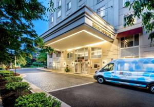 une camionnette garée devant un bâtiment dans l'établissement Hilton Garden Inn Tysons Corner, à Tysons Corner