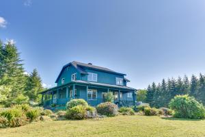 una casa blu su una collina con un cortile di Rainier Home on 20 Acres with Blueberry Farm! a Kalama