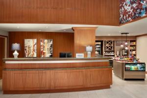 a restaurant with a bar in a hotel lobby at Hilton Garden Inn Tysons Corner in Tysons Corner