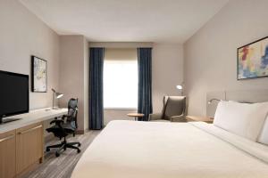 pokój hotelowy z łóżkiem, biurkiem i telewizorem w obiekcie Hilton Garden Inn Tysons Corner w mieście Tysons Corner +19 zdjęć
