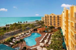 ディアフィールドビーチにあるEmbassy Suites by Hilton Deerfield Beach Resort & Spaのスイミングプールと海を望むリゾートの空中ビュー