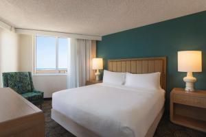 Postel nebo postele na pokoji v ubytování Embassy Suites by Hilton Deerfield Beach Resort & Spa