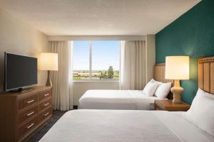 Postel nebo postele na pokoji v ubytování Embassy Suites by Hilton Deerfield Beach Resort & Spa