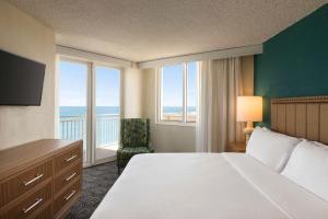 Postel nebo postele na pokoji v ubytování Embassy Suites by Hilton Deerfield Beach Resort & Spa + 37 fotografií