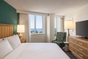 Postel nebo postele na pokoji v ubytování Embassy Suites by Hilton Deerfield Beach Resort & Spa