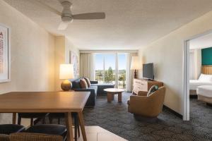 Posezení v ubytování Embassy Suites by Hilton Deerfield Beach Resort & Spa
