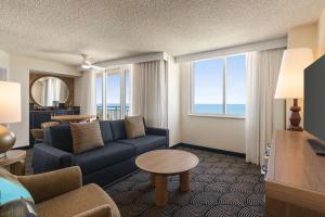 TV a/nebo společenská místnost v ubytování Embassy Suites by Hilton Deerfield Beach Resort & Spa