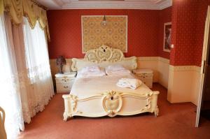 a bedroom with a king sized bed with red walls at Bed&Breakfast Maciejanka in Kobyla Góra