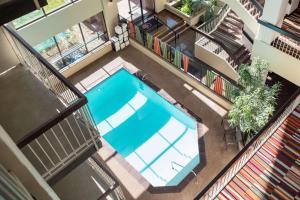 uma vista superior de uma piscina num edifício em DoubleTree by Hilton Denver Tech em Greenwood Village