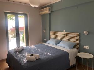 een slaapkamer met een bed met twee handdoeken erop bij Despina Studios and Apartments in Lassi