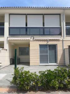 un edificio con una valla delante en Luxury House, en Sant Jordi