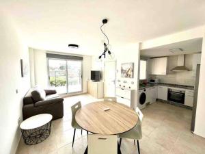 Una cocina y una sala de estar con una mesa y un sofá. en Luxury House, en Sant Jordi